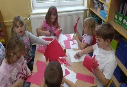 grupa dzieci przedszkolnych podczas obchodów Święta Niepodległości