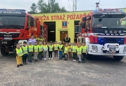 zdjęci grupowe przed remiza strażacką