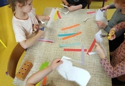 dzieci wycinają nożyczkami