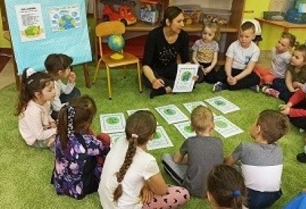 zdjęcie grupowe z planszami tematycznymi