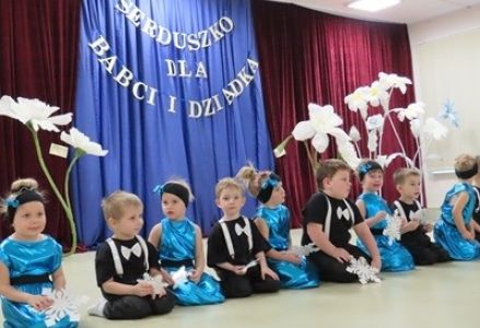 grupa dzieci przedszkolnych podczas  uroczystości z okazji Dnia Babci i Dziadka