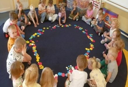 grupa dzieci przedszkolnych podczas obchodów Dnia Kropki 2025