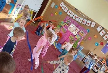 grupa dzieci przedszkolnych podczas obchodów Dnia Postaci z Bajek