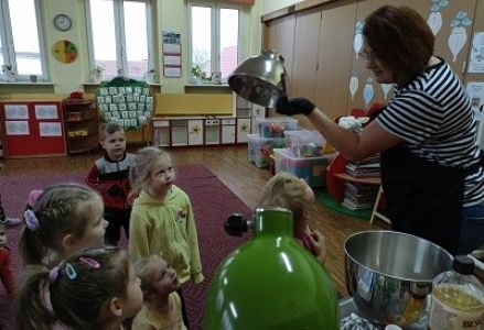 dzieci podczas zajęć kulinarnych w przedszkolu