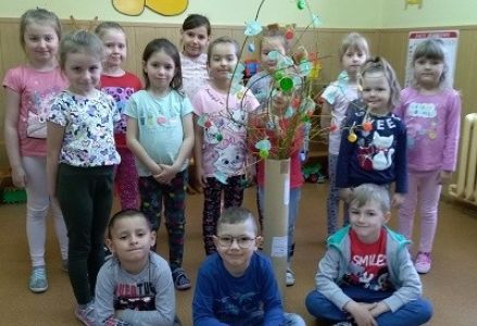 dzieci zgromadzone wokoło ekodrzewa