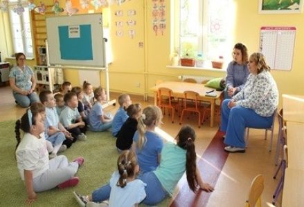 grupa dzieci przedszkolnych podczas zajęć z okazji Dnia Świadomości Autyzmu