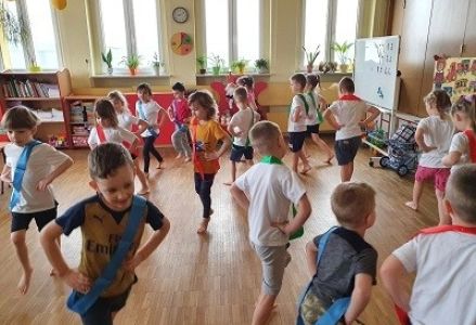 dzieci podczas zajęć gimnastycznych