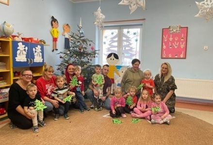 grupa dzieci przedszkolnych podczas zimowych zajęć otwartych z rodzicami