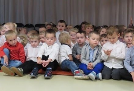 grupa dzieci przedszkolnych podczas obchodów 100-lecia przedszkola samorządowego w Margoninie