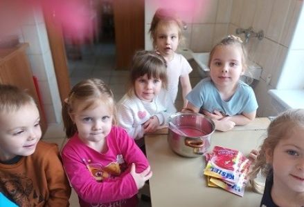 Dzieci przygotowują kisiel