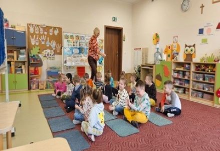 Dzieci z grupy przedszkolnej podczas pt. "Deszcz"