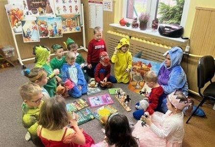grupa dzieci przedszkolnych podczas obchodów dnia postaci z bajek