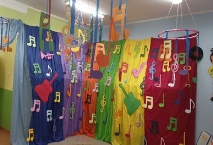 grupa dzieci przedszkolnych podczas balu karnawałowego