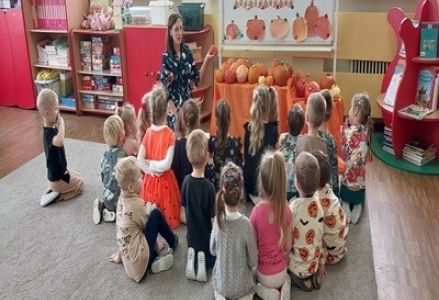 Dzieci z grupy Misia Uszatka podczas obchodów Dnia Dyni