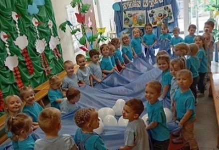grupa dzieci przedszkolnych podczas obchodów Dnia Wody