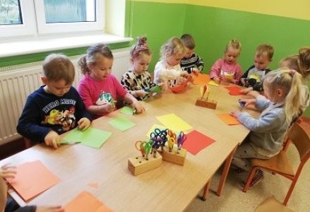 drzewo dzieci przedszkole