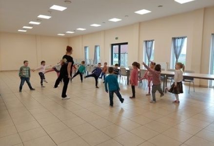 grupa dzieci z przedszkola uczestnicząca w warsztatach wielkanocnych z grupa animacyjną