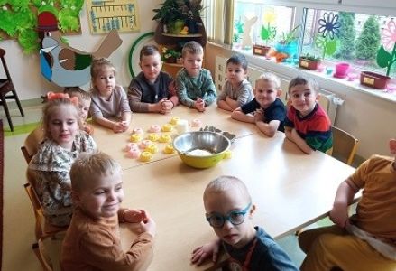 Grupa Wróbelka Elemelka piecze wielkanocne babeczki 2023