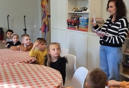grupa dzieci przedszkolnych podczas wizyty w MGOK z okazji Dnia Origami