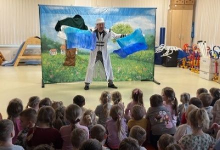 grupa dzieci przedszkolnych podczas spektaklu teatralnego
