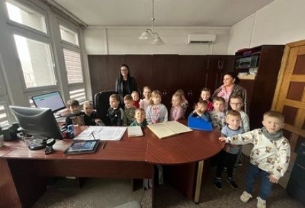 grupa dzieci przedszkolnych podczas wizyty w Urzędzie Stanu Cywilnego w Margoninie