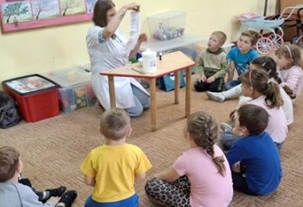 grupa dzieci przedszkolnych podczas spotkania z farmaceutką