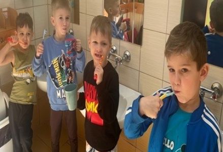 grupa dzieci przedszkolnych podczas zajęć dotyczących higieny jamy ustnej