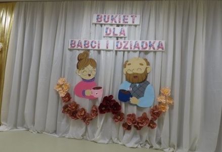 grupa dzieci przedszkolnych podczas uroczystości z okazji babci i dziadka