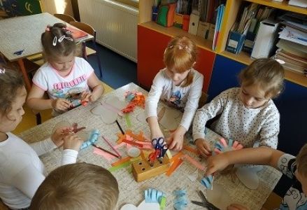 dzieci wykonują pracę plastyczno-techniczną