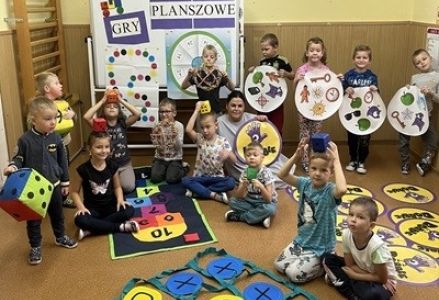 grupa dzieci przedszkolnych podczas tematycznych o grach planszowych