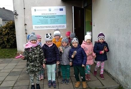 dzieci stoją przed przedszkolem