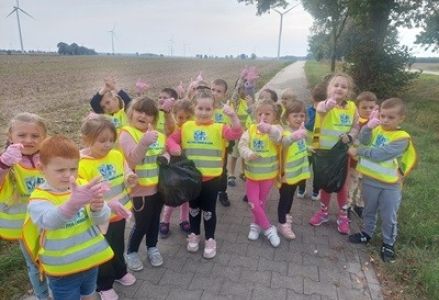 grupa dzieci przedszkolnych podczas akcji sprzątania świata