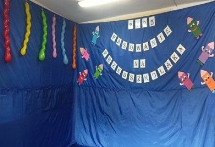 grupa dzieci przedszkolnych podczas uroczystego pasowania na przedszkolaka