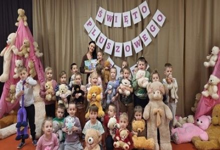 Dzieci z grupy Czerwony Kapturek podczas głośnego czytanie
