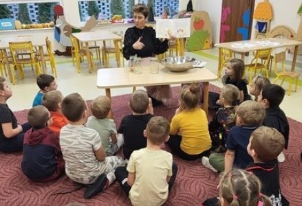 grupa dzieci przedszkolnych podczas spotkania z pielęgniarką