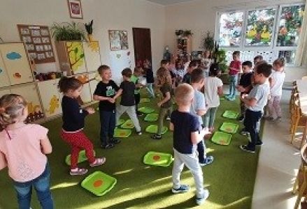 grupa dzieci dzień kropki