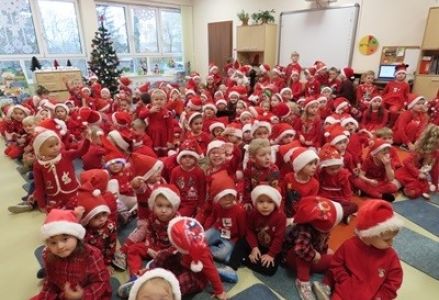 grupa dzieci przedszkolnych podczas spotkania ze Świętym Mikołajem