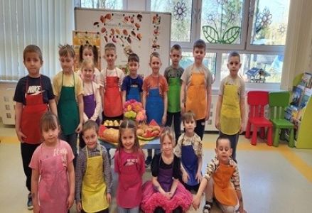grupa dzieci przedszkolnych podczas zajęć kulinarnych