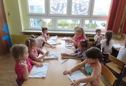 Dzieci z grupy przedszkolnej podczas zabaw plastycznych z okazji Dnia Dinozaura