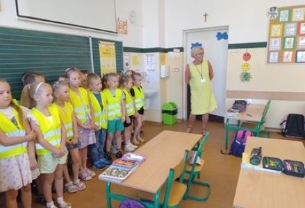 grupa dzieci przedszkolnych podczas wizyty w szkole podstawowej