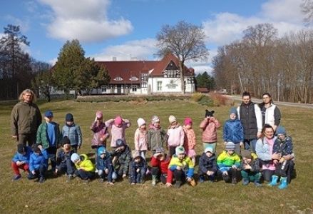 grupa dzieci przedszkolnych podczas wycieczki do Zamku w Goraju