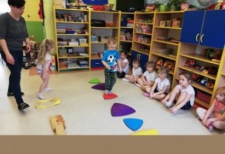 dzieci pokonują ścieżkę sensoryczną
