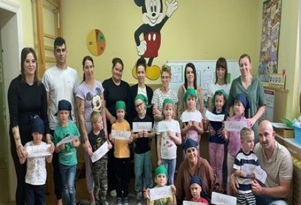 grupa dzieci przedszkolnych podczas wiosennych zajęć otwartych z rodzicami 2025
