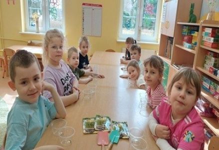 grupa dzieci przedszkolnych podczas zajęć o tradycjach wielkanocnych