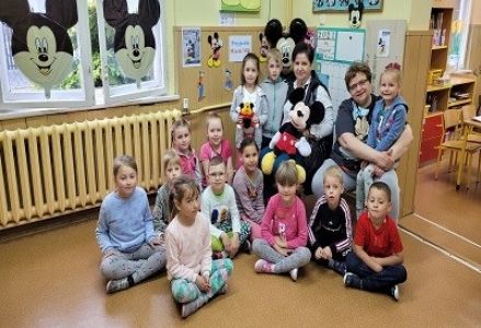 grupa dzieci  podczas zabaw