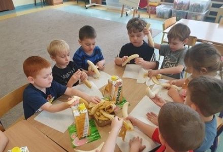 grupa dzieci podczas zajęć o zdrowym odżywianiu wykonuje koktajl owocowy