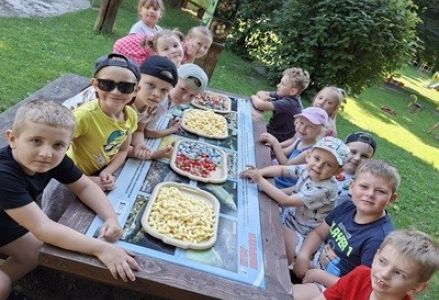 grupa dzieci przedszkolnych podczas ostatnich dni w przedszkolu