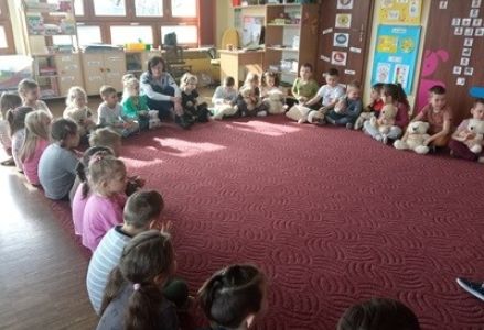 grupa dzieci podczas zajęć z weterynarzem