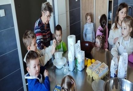 grupa dzieci podczas zajęć kulinarnych