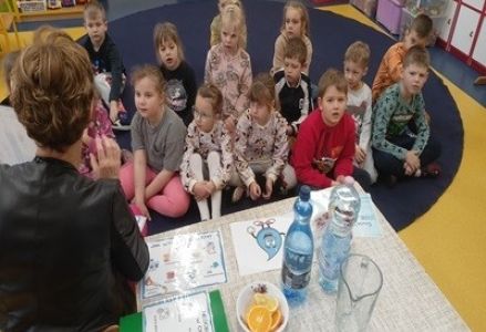 grupa dzieci na zajęciach z pielęgniarką o roli wody w naszym życiu
